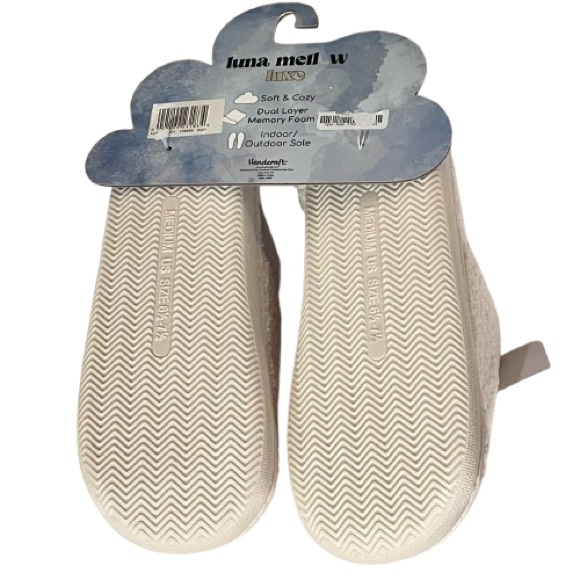 🆕- Luna Mellow Luxe Lobster Slippers with 2 Pairs of Socks - Picture 4 of 7